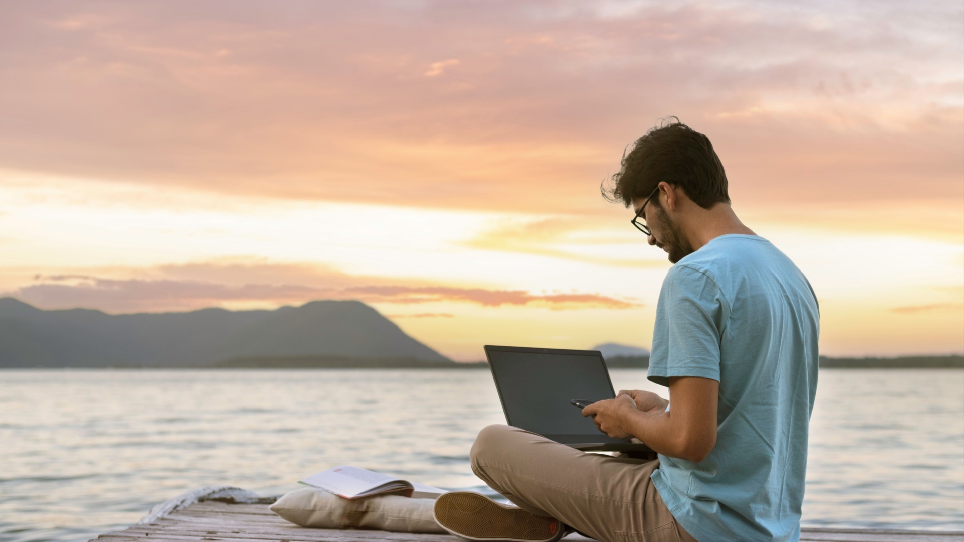 Nomades numériques: voyager ou travailler, pourquoi choisir?
