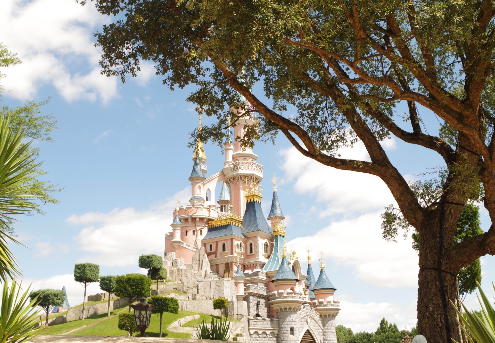 Envie de travailler à Disneyland Paris ? 7 000 contrats sont à pourvoir jusqu’en mars 2025